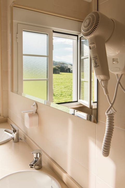 habitacion compartida albergue la yalga queruas luarca asturias